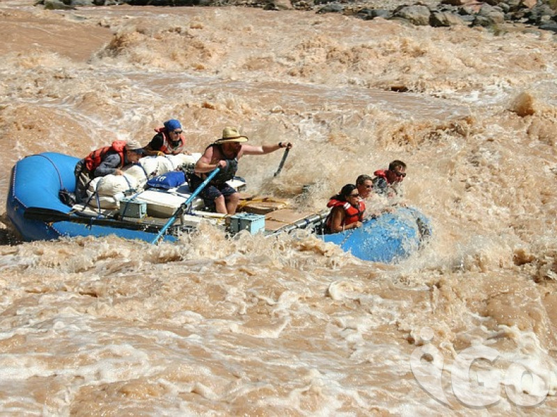 012 river-rafting-1251435 640